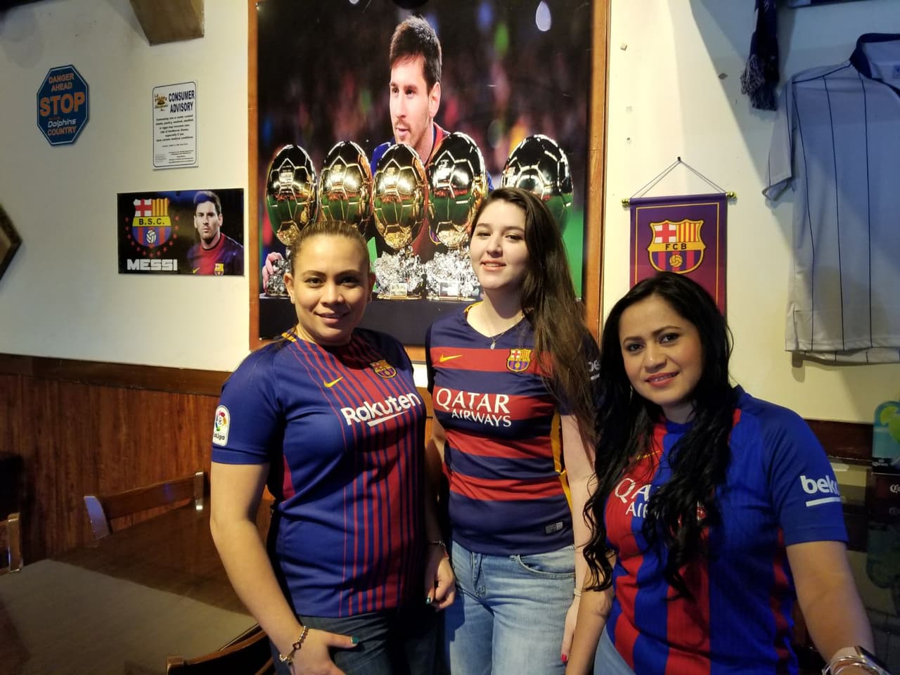 Los colores del Barcelona llegaron a los hinchas en Estados Unidos en La Palapa Hondureña en Miami, para apoyar al equipo en el juego de vuelta de octavos de final contra Chelsea en Champions League.