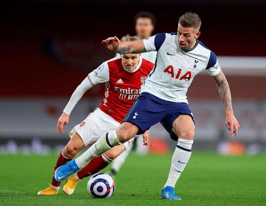 Arsenal se impone al Tottenham con marcador de 2-1. Erik Lamela abrió el marcador para los Spurs al minuto 33, pero fueron Martin Odegaard y Alexandre Lacazette quienes le dieron la victoria a los Gunners durante la Jornada 28 de la Premier League. Lamela salió expulsado al minuto 76.