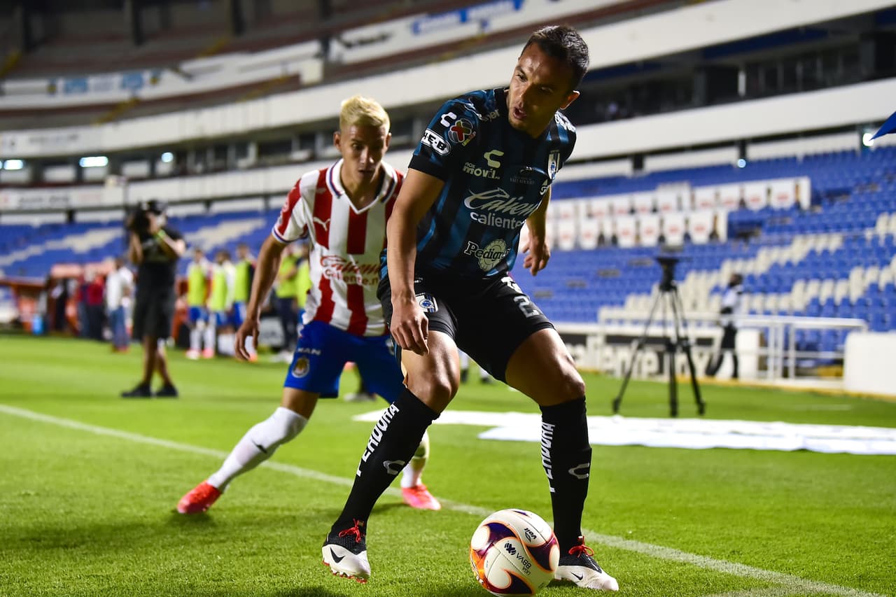Querétaro y Chivas empatan 2-2 en La Corregidora y se conforman con un puntos. Ambos equipos se quedan con 11 puntos, pero Chivas ese sitúa en la décimo lugar mientras que los Gallos se quedan con la doceava posición.