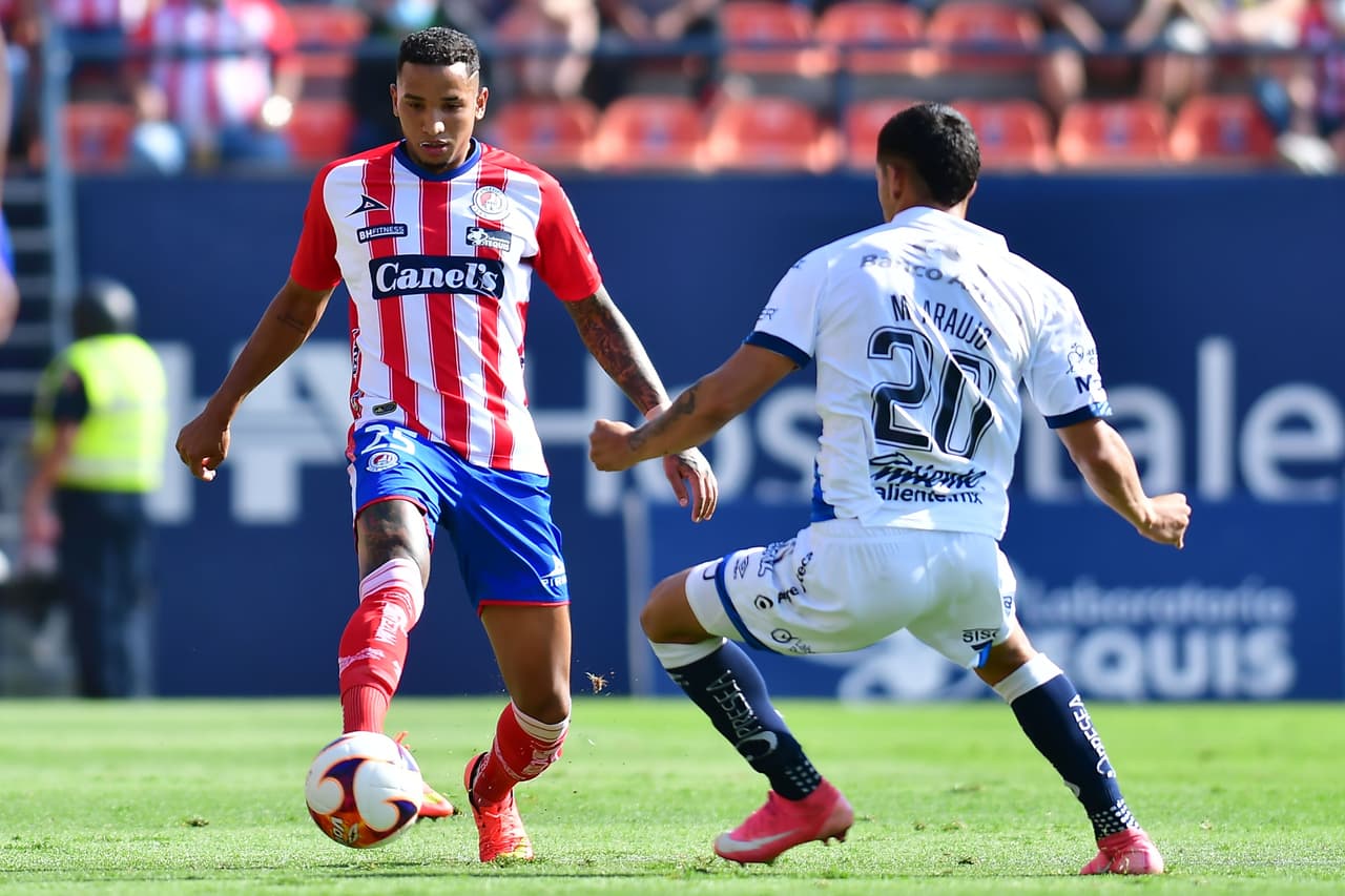 Juan Izquierdo, jugador del San Luis, intenta golpear aficionado