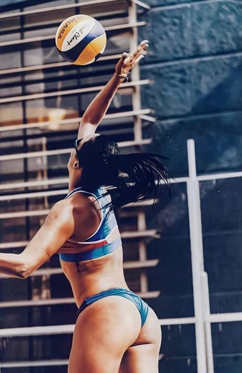 Aquí se muestra el amor por el deporte y su calidad como jugadora de voleibol.