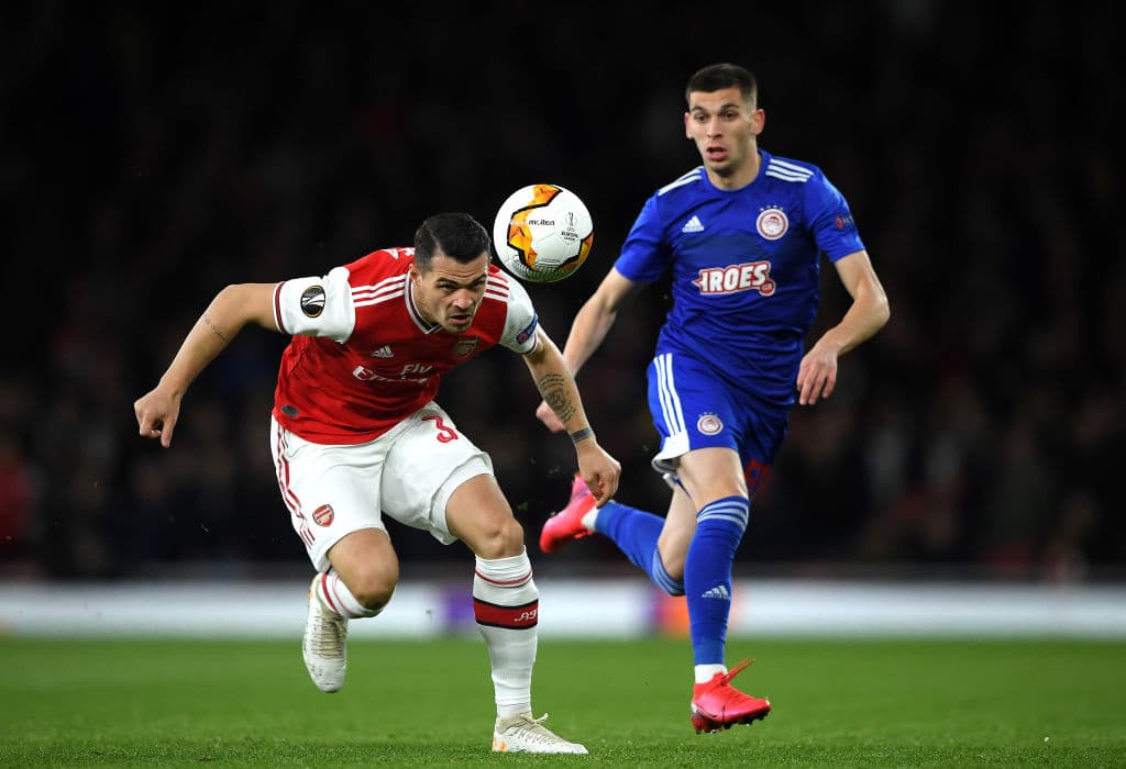 El suizo Granit Xhaka siente la presión del serbio Lazar Randelovic por lo que juega con su arquero Bernd Leno.