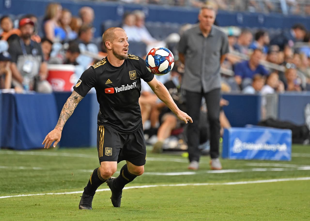 El defensor Jordan Harvey asistió en los dos goles de LAFC sobre, que derrotó por 2-0 como visitante a New England Revolution.