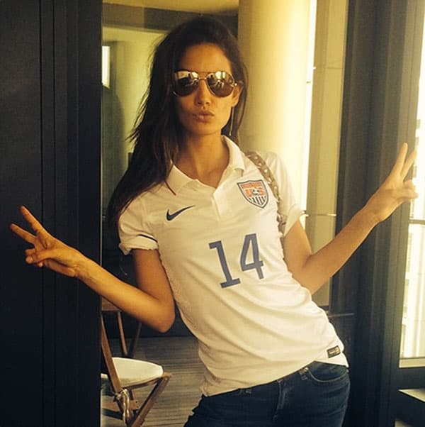 La espectacular estadounidense dejó el fútbol para dedicarse al modelaje, pero eso no le impide apoyar al equipo de Klinsmann y desea que su selección gane la Copa Oro.