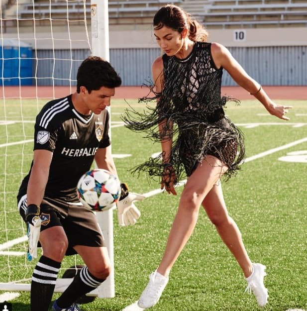 La espectacular estadounidense dejó el fútbol para dedicarse al modelaje, pero eso no le impide apoyar al equipo de Klinsmann y desea que su selección gane la Copa Oro.