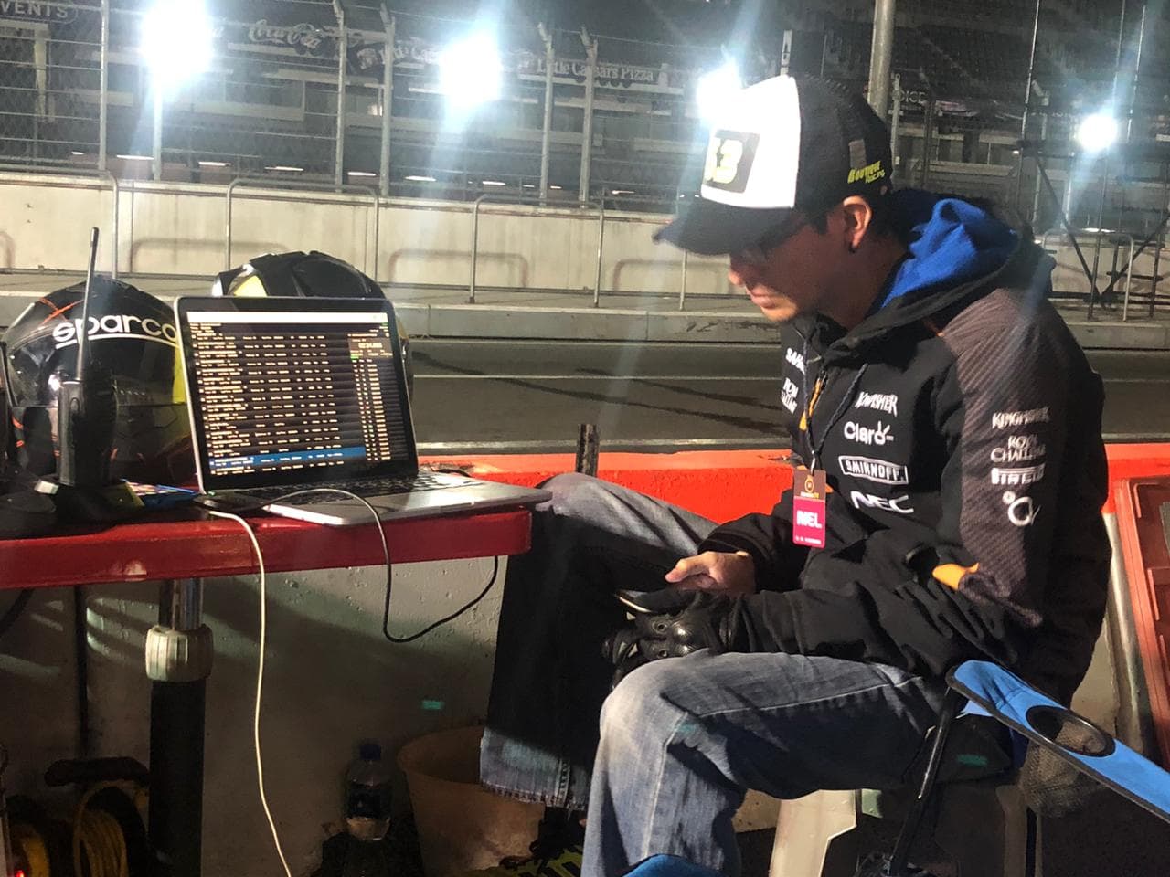 La carrera de 24 horas de duración es más dura para todos durante la fría noche en Iztacalco.