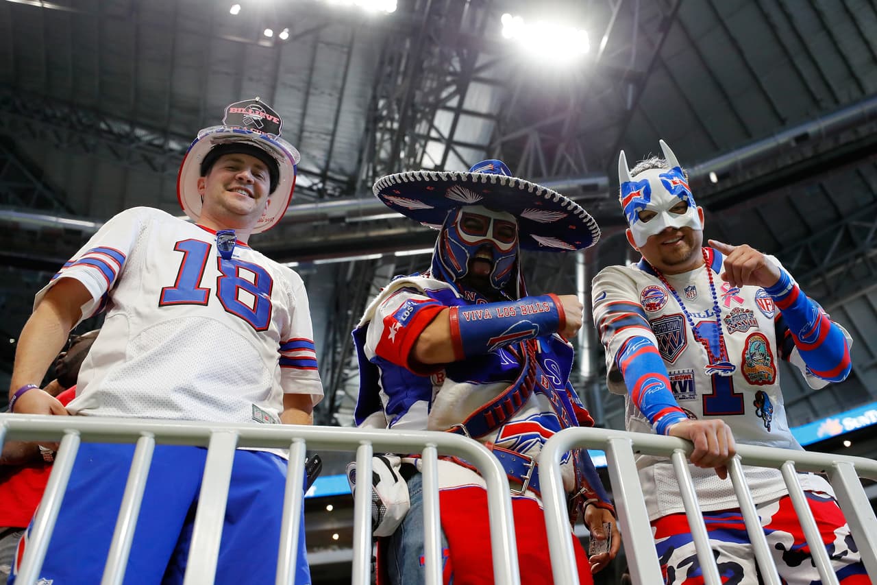 Ezra Castro, fanático de Buffalo Bills que destacó por su personaje de 'Pancho Billa' para mostrar el orgullo de su herencia mexicana, falleció a sus 39 años en UT Southwestern Medical Center en Dallas tras batallar contra el cáncer.