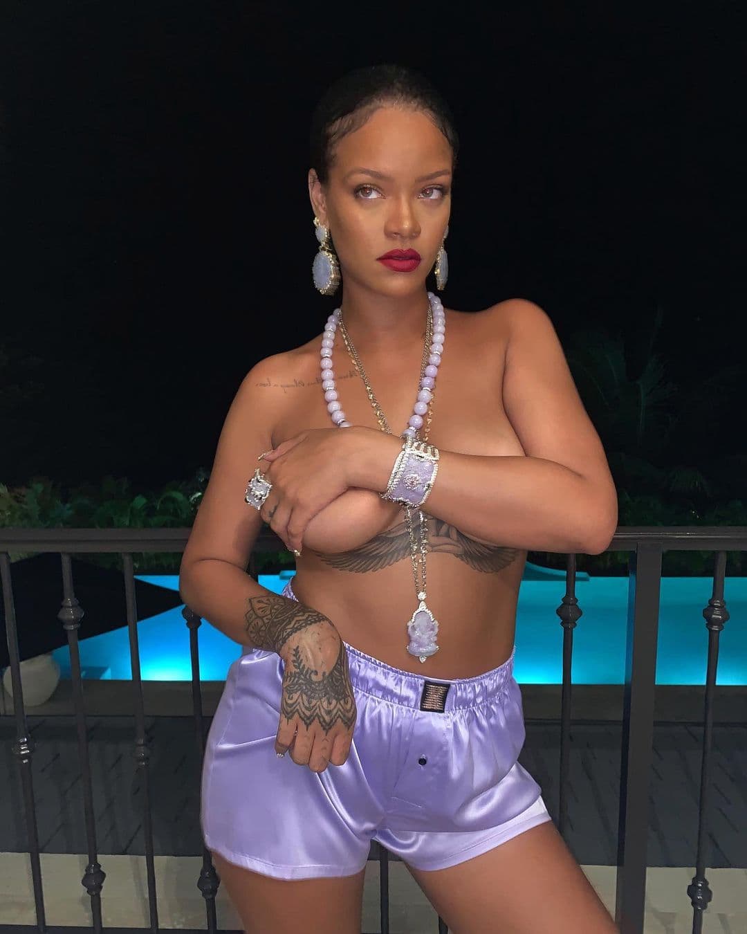 Rihanna posó en unos boxers de su propia marca, sin sostén y con su brazo cubriéndola, junto con un collar con la imagen de Ganesh, una deidad india.
