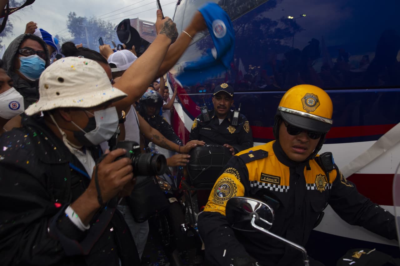 Simplemente espectacular... Miles de fans de la Máquina celeste dieron una histórica bienvenida a su equipo en el Azteca. ¡Qué imágenes!