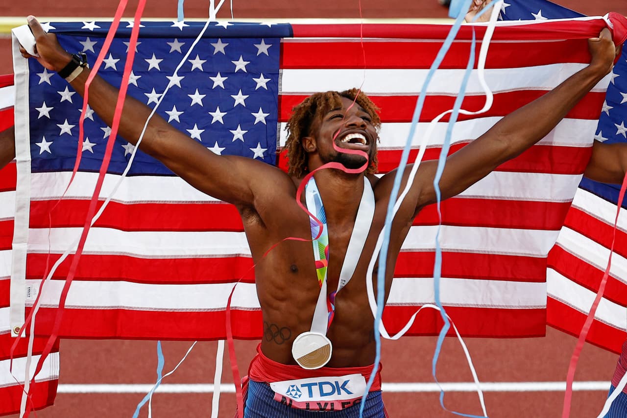Noah Lyles revalidó su titulo de los 200 metros planos en el Campeonato Mundial de atletismo que se celebra en Eugene, Oregon.