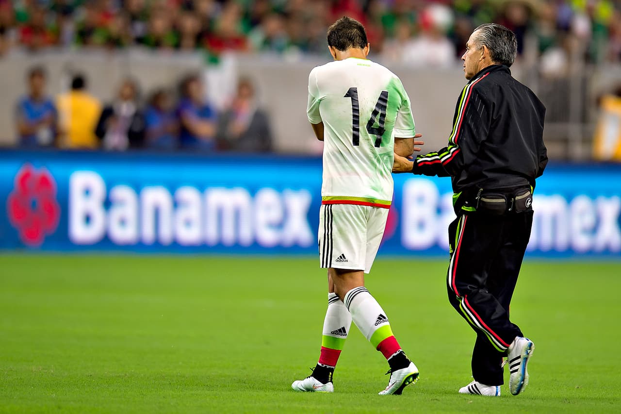 'Chicharito' salió por una lesión en la clavícula.