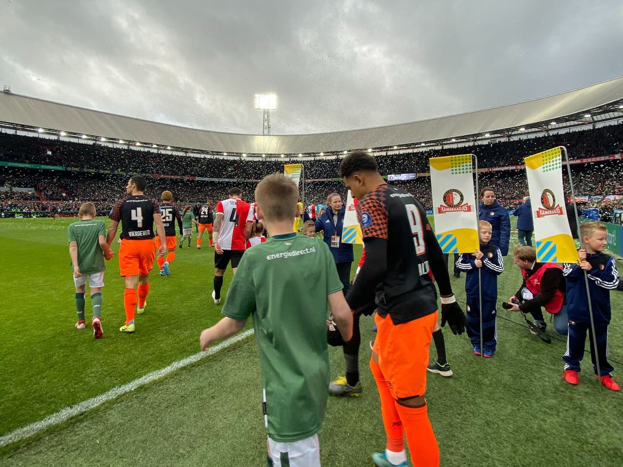 El PSV de Erick Gutiérrez cae ante el Feyenoord por triplete realizado por Steven Berghuis. El PSV sigue cuarto de la tabla, mientras que el Feyenoord le pisa los talones con el quinto lugar.