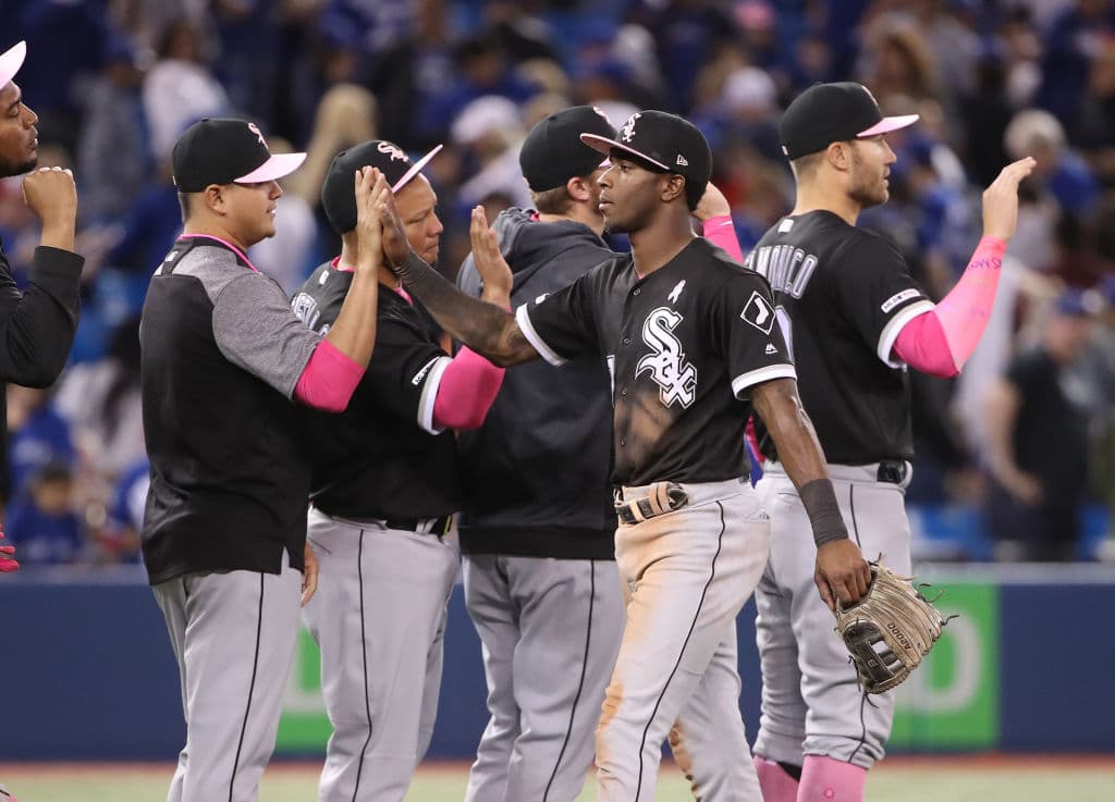 Con mensajes en el rostro, en los zapatos, con guenteletas, muñequeras, guantes, bates y detalles en las bases y otras señales, los peloteros en las Ligas Mayores celebraron el Día de las Madres tiñendo los diamantes de Major League Baseball de rosa.