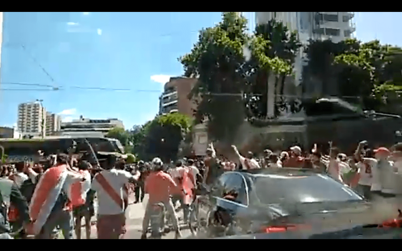En el recorrido del camión hacia el estadio Monumental, hubo un espacio sin policías ni guardias.