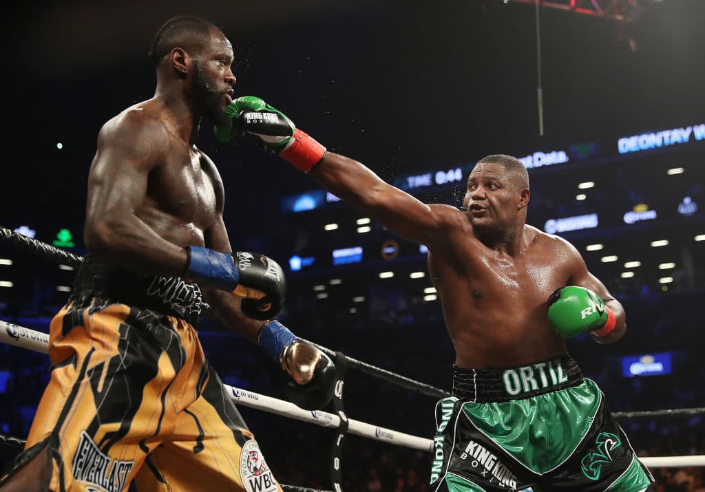 Deontay Wilder (40-0, 39 KOs) defendió su título CMB de peso completo ante Luis 'King Kong' Ortiz en el Barclays Center de Nueva York. Wilder tuvo una contienda complicada, pero la pólvora en sus manos hizo el trabajo para el décimo asalto cuando noqueó dos veces al cubano.