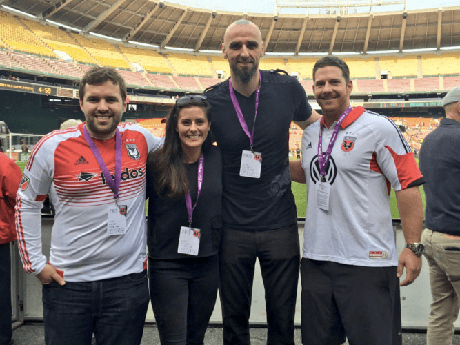 Marcin Gortat con los fans al borde del campo de juego