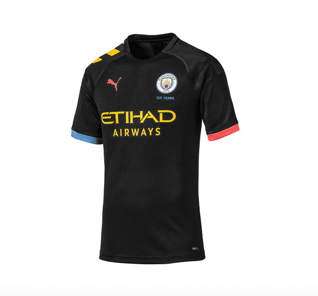 Manchester City ha anunciado sus nuevas playeras con Puma en su acuerdo por 10 años. La gran novedad es el uso del púrpura en el jersey local y la combinación de amarillo y rosa en el alterno, cuyo protagonista es el negro. Este convenio es el segundo más alto de la Premier con un total de 865 millones de dólares.