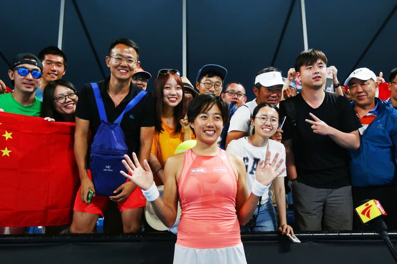 Una de las sorpresas de la jornada la dio la china Shuai Zhang al imponerse contra la checa Dominica Cibulkova en el arranque del torneo, donde tuvo el apoyo de sus compatriotas.