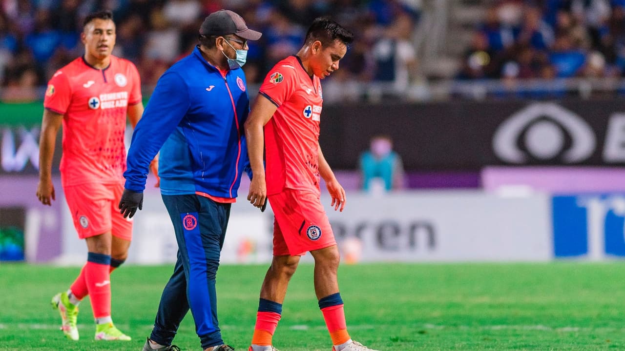Charly Rodríguez sufre fisura de peroné y causa baja con Cruz Azul