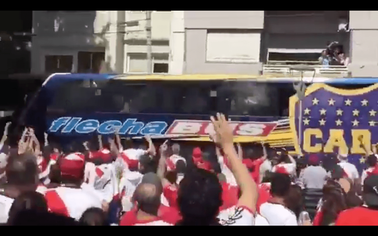 Además de que fueron afectados por el uso del gas pimienta por parte de a Policía en un intento desesperado por calmar a la turba.