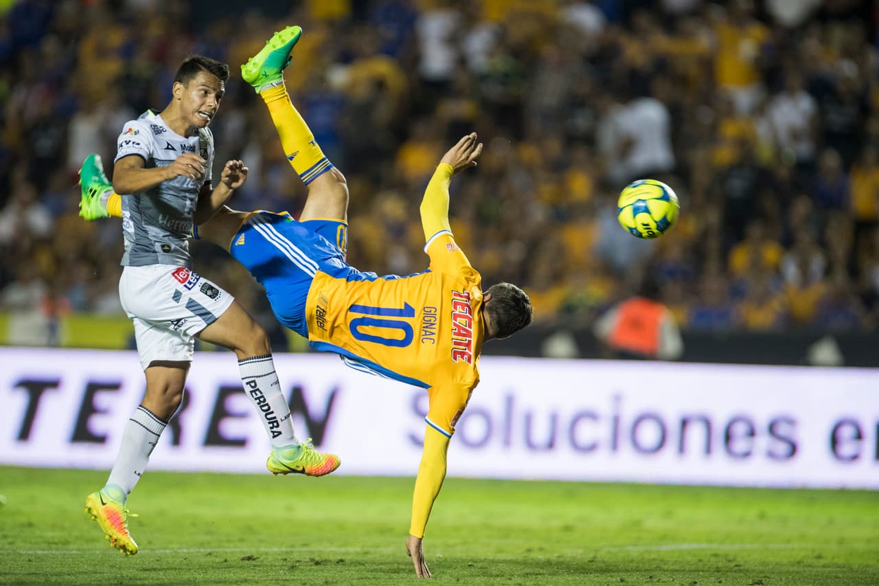 Otro ángulo del acrobático remate del delantero francés. En lo que va del torneo sólo ha podido anotar un par de goles.