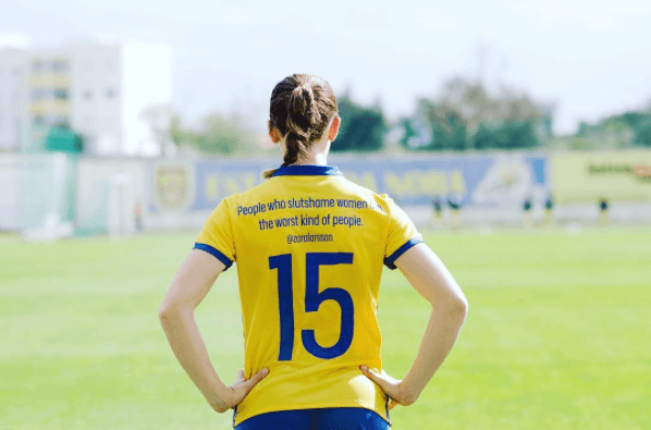 "Las personas que tildan de prostitutas a las mujeres son la peor clase de personas" - Las jugadoras del equipo sueco eligieron los tuits entre mujeres destacadas de su país en una iniciativa de la Federación de Futbol por entregarle un mensaje inspirador a las jóvenes de su país.