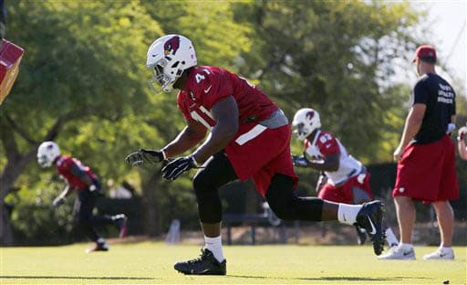 El linebacker Gabe Martin corriendo para hacer un tackleo (AP-NFL).