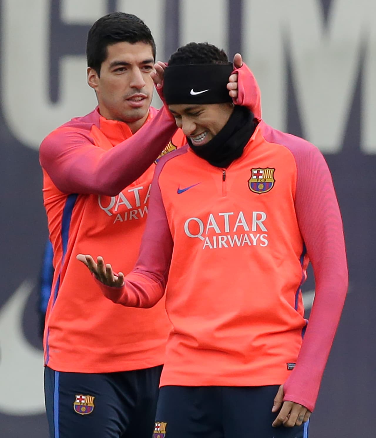 El uruguayo Luis Suárez sabe que es la figura irreverente en la delantera y por eso durante el entrenamiento trató de llevarle alegría a sus compañeros.