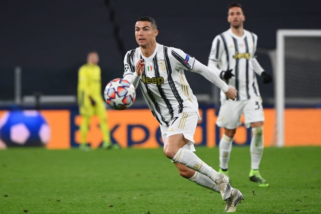 La Juventus golea al Dinamo de Kiev 3-0. Con goles de Federico Chiesa, Cristiano Ronaldo y Álvaro Morata. La árbitro Stéphanie Frappart se convierte en la primera mujer en pitar un partido de la Champions League.