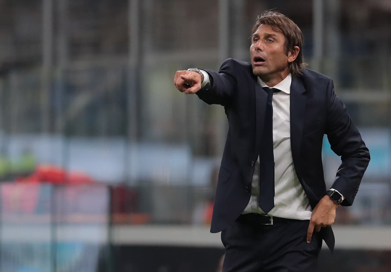 Su primer éxito como entrenador fue con el Bari en la Serie B de Italia, donde logró un campeonato. Antonio Conte dirigió en la Serie A a los equipos Atalanta, Siena y Juventus. Se llevo tres ligas y dos copas consecutivas del 2012 al 2014.