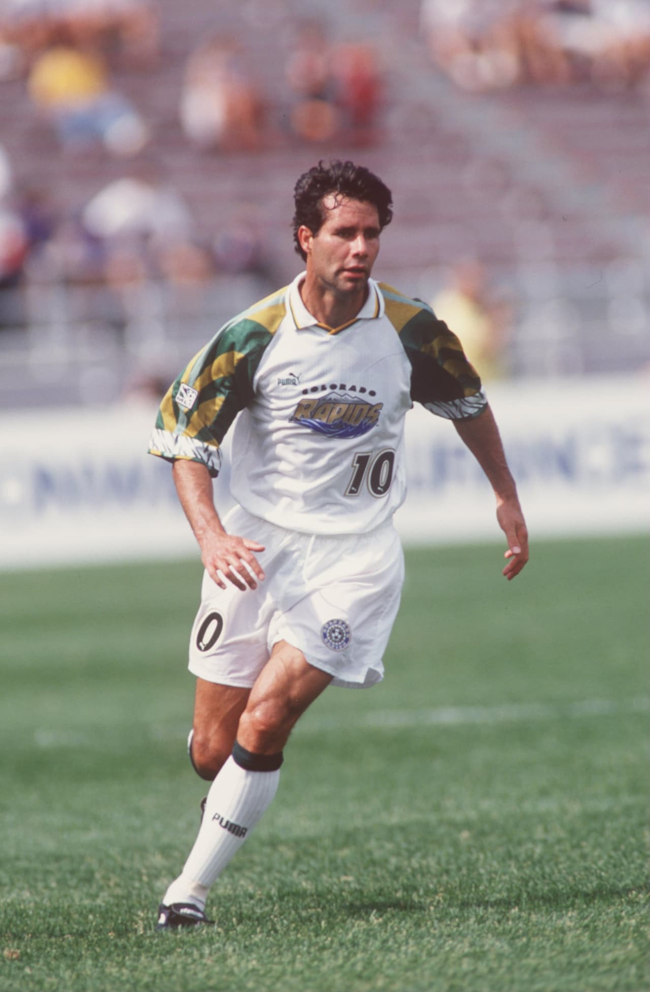 En ese momento el uniforme del conjunto de las afueras de Denver nada tenía que ver con la actual indumentaria, en la que predomina el color grana.