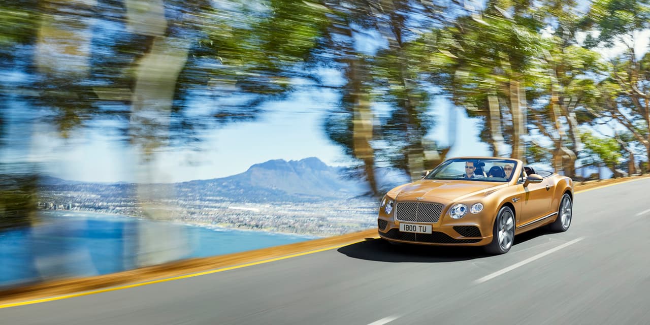 El Bentley Continental GTC es uno de los convertibles más lujosos en el mercado. Este deportivo inglés es extremadamente popular entre las celebridades.