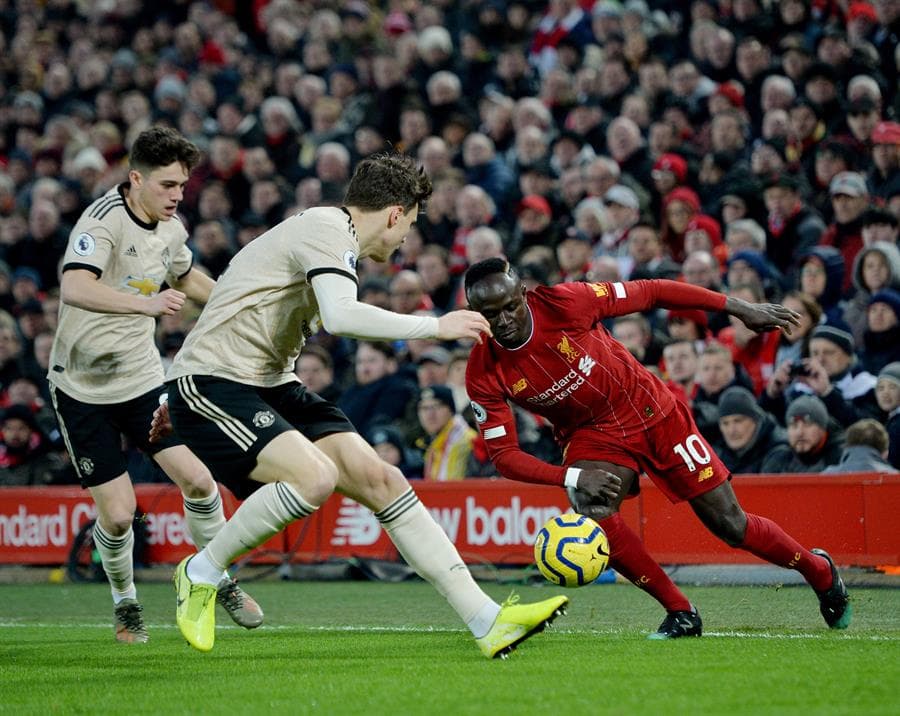 Liverpool se lleva el derbi de Inglaterra con goles de Virgil Van Dijk (14') y Mohamed Salah (93') ante el Manchester United. Liverpool sigue invicto y ya suma 39 partidos sin una derrota.