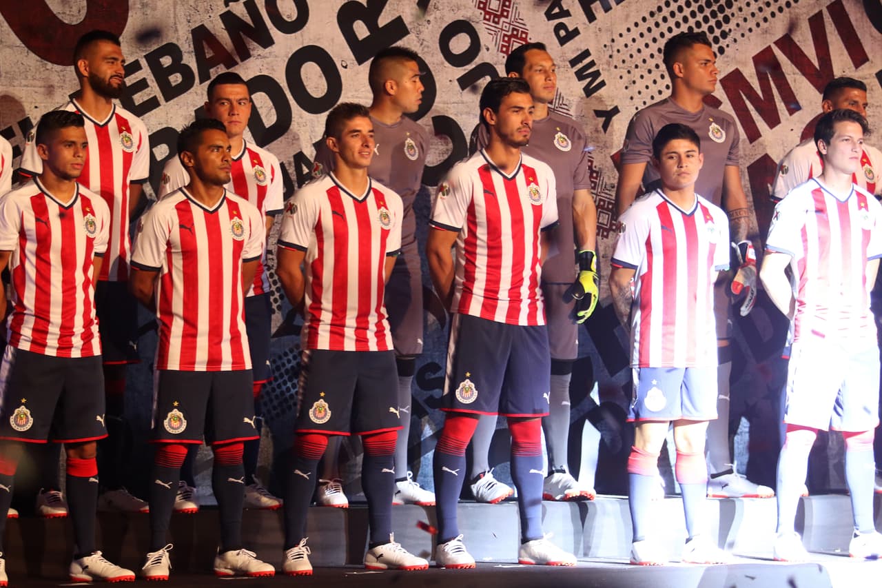 El Guadalajara presentó este jueves 13 de julio su nuevo uniforme para los Torneos Apertura 2017 y Clausura 2018 en un evento en el estadio Chivas.