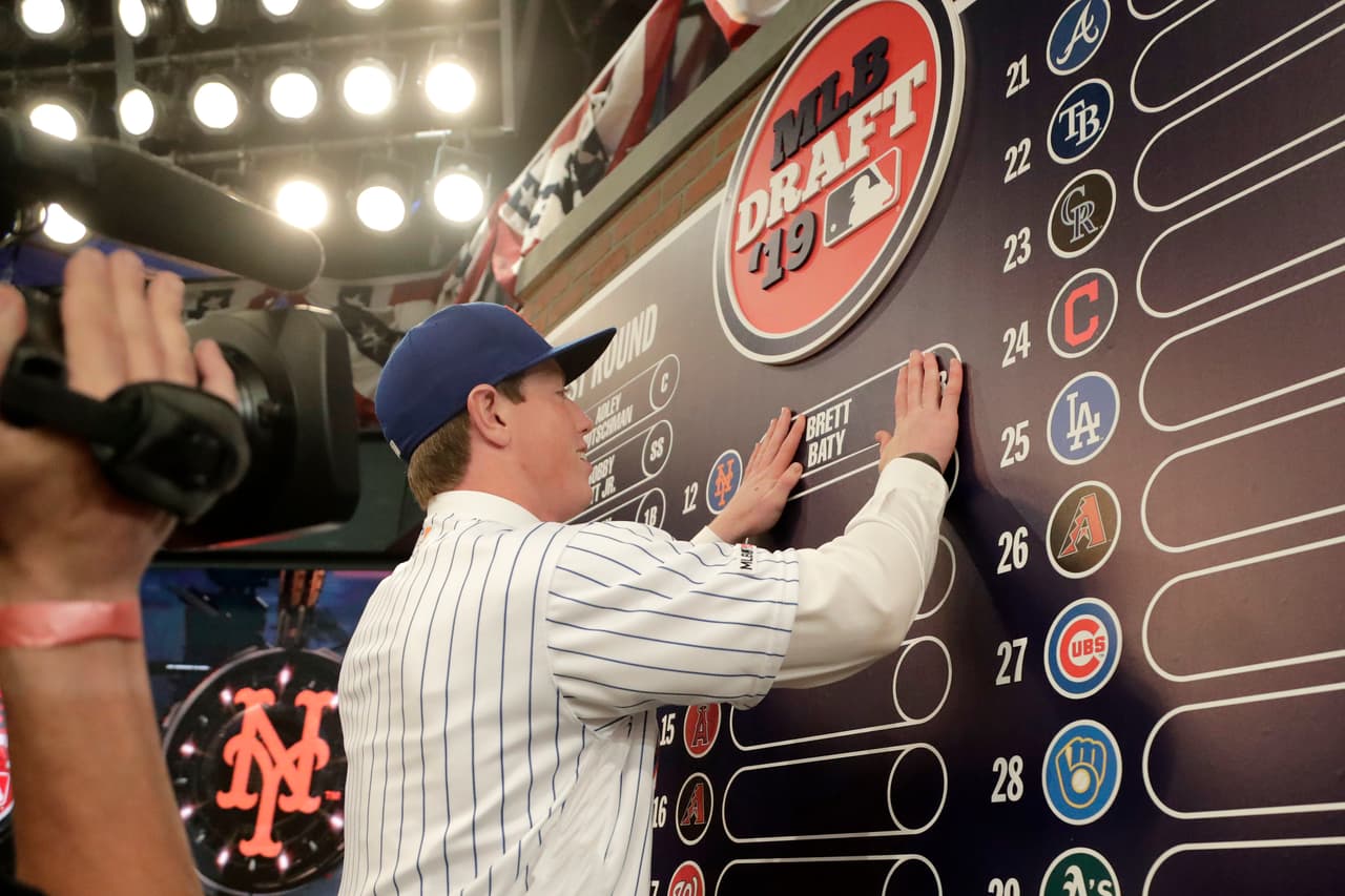 Brett Baty, tercera base de Lake Travis High School en Austin, Texas, coloca su número en el pizarrón luego de ser seleccionado en la posición 12 por los New York Mets en la primera ronda del Draft de Major League Baseball.
