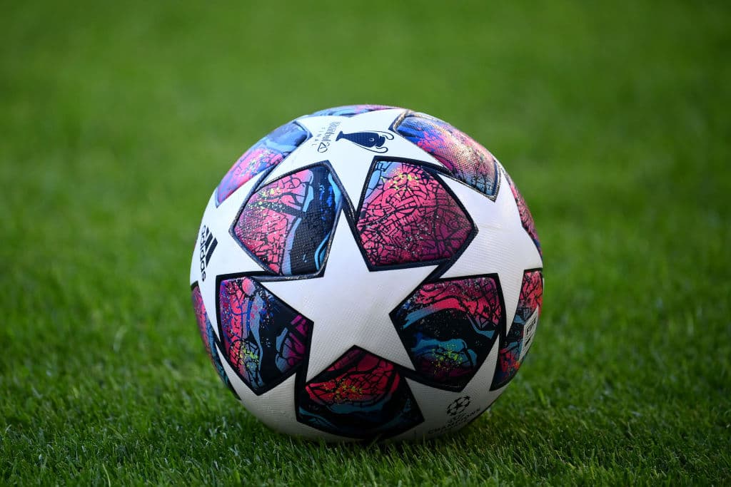 A pesar del cambio de sede por COVID-19, se sigue usando el mismo balón con el estampado 'Istambul 2020'.