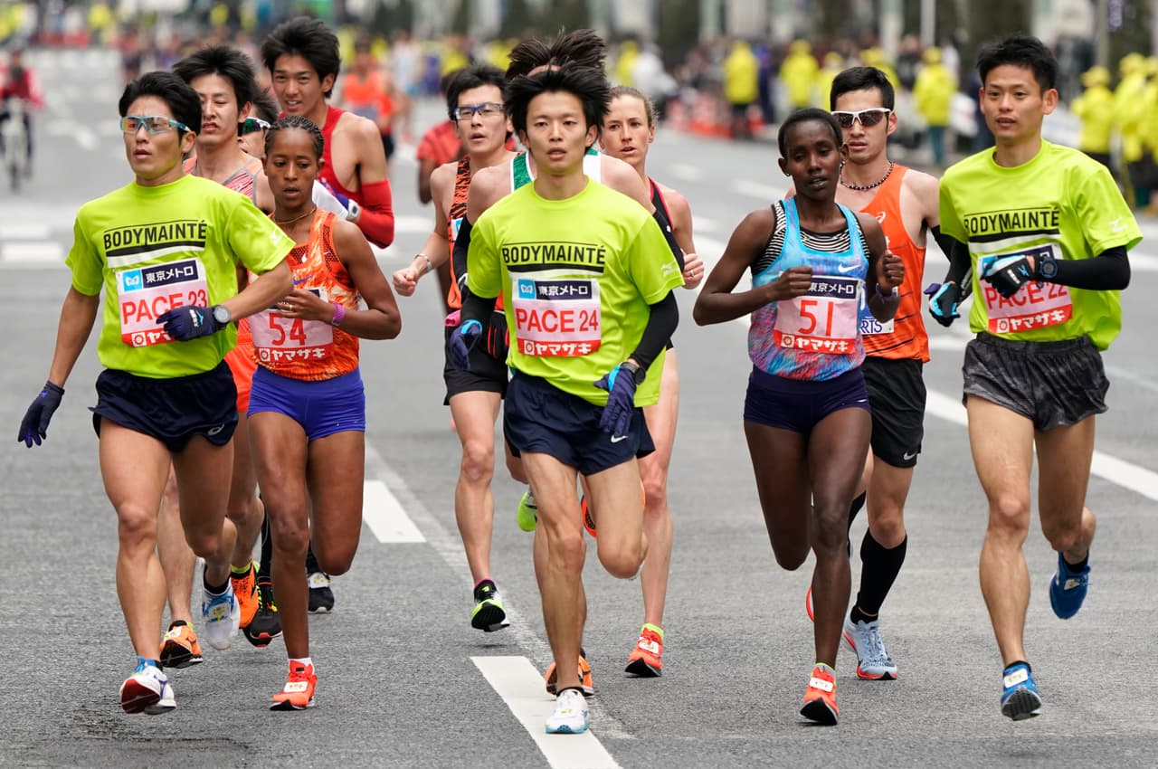 El keniano Dickson Chumba se impuso como vencedor de la maratón de Tokio en la categoría masculina, mientras que el podio femenino fue para la etíope Birhane Dibaba con 2h19:51.