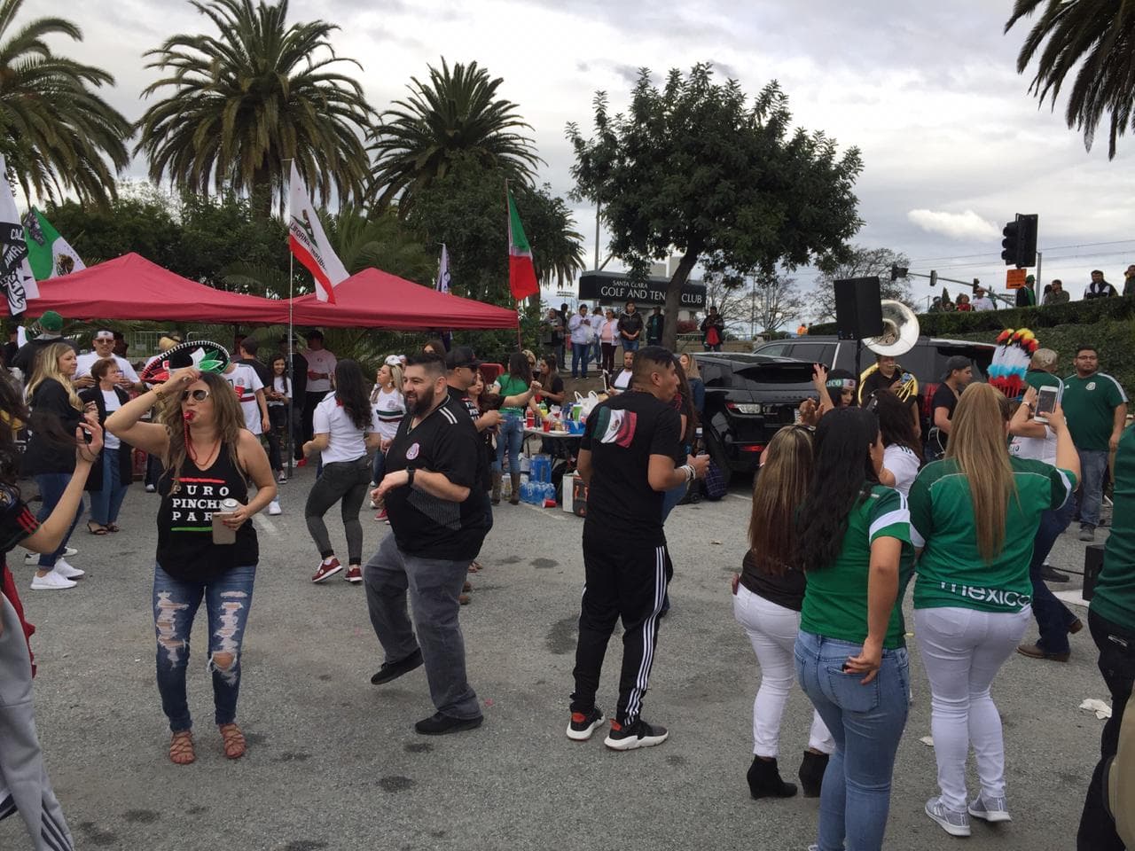 Así se vivió el color previo al partido amistosos internacional entre las selecciones de México y Paraguay en la casa de los San Francisco 49ers, el Levi's Stadium, en Santa Clara, California.