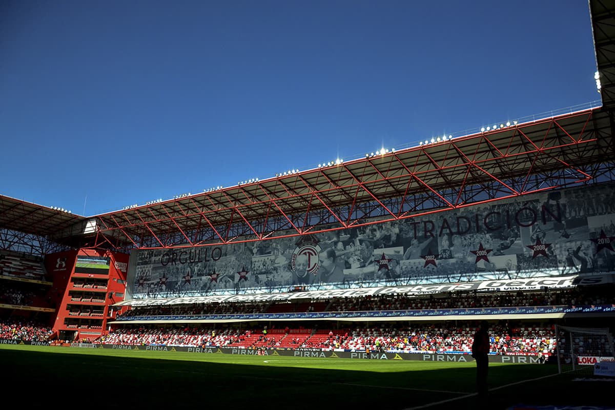 Desde temprano los fanáticos llegaron al Estadio Nemesio Diez para el partido.