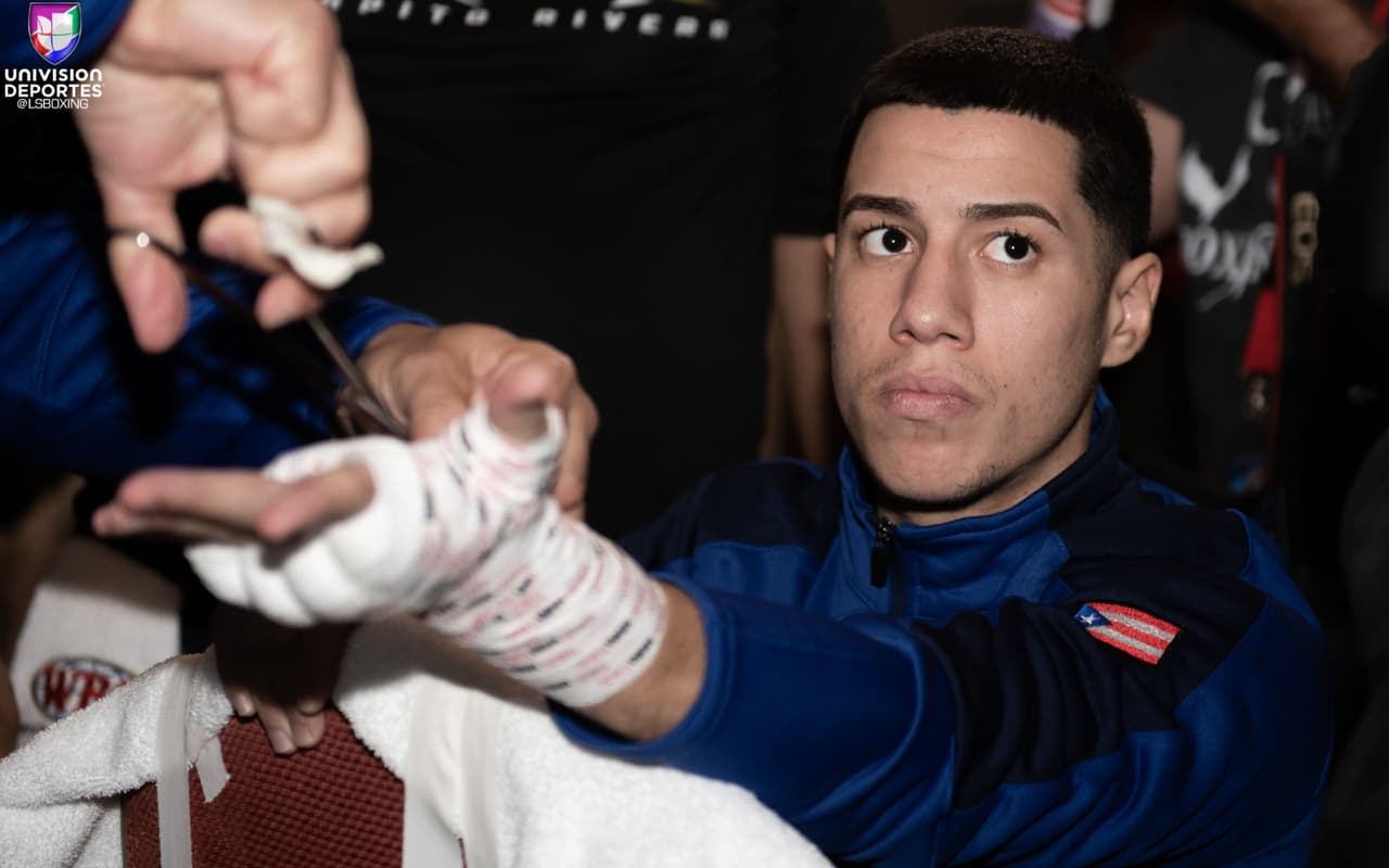 En la cartelera estelar, el prospecto de Top Rank, Jean Carlos Rivera (15-1-0, 10KOs) de Puerto Rico sucumbió a la implacable presión de Jason Sánchez (13-0-0, 6KOs) de Albuquerque, Nuevo México.