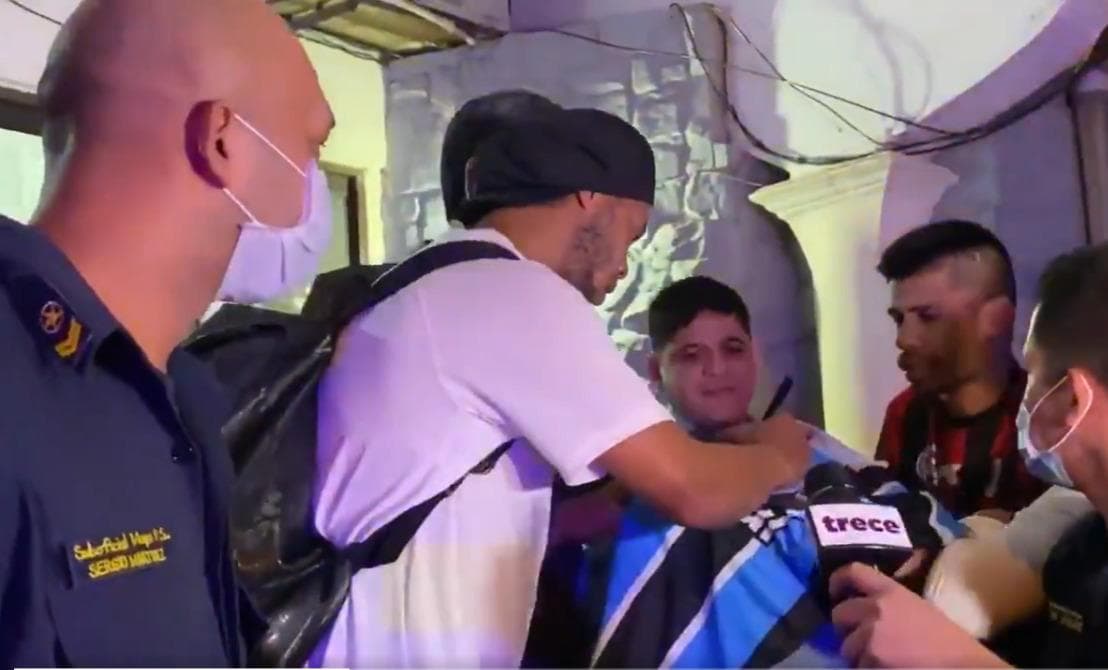 ¡Todo un ídolo! Ronaldinho firma autógrafos al salir de prisión