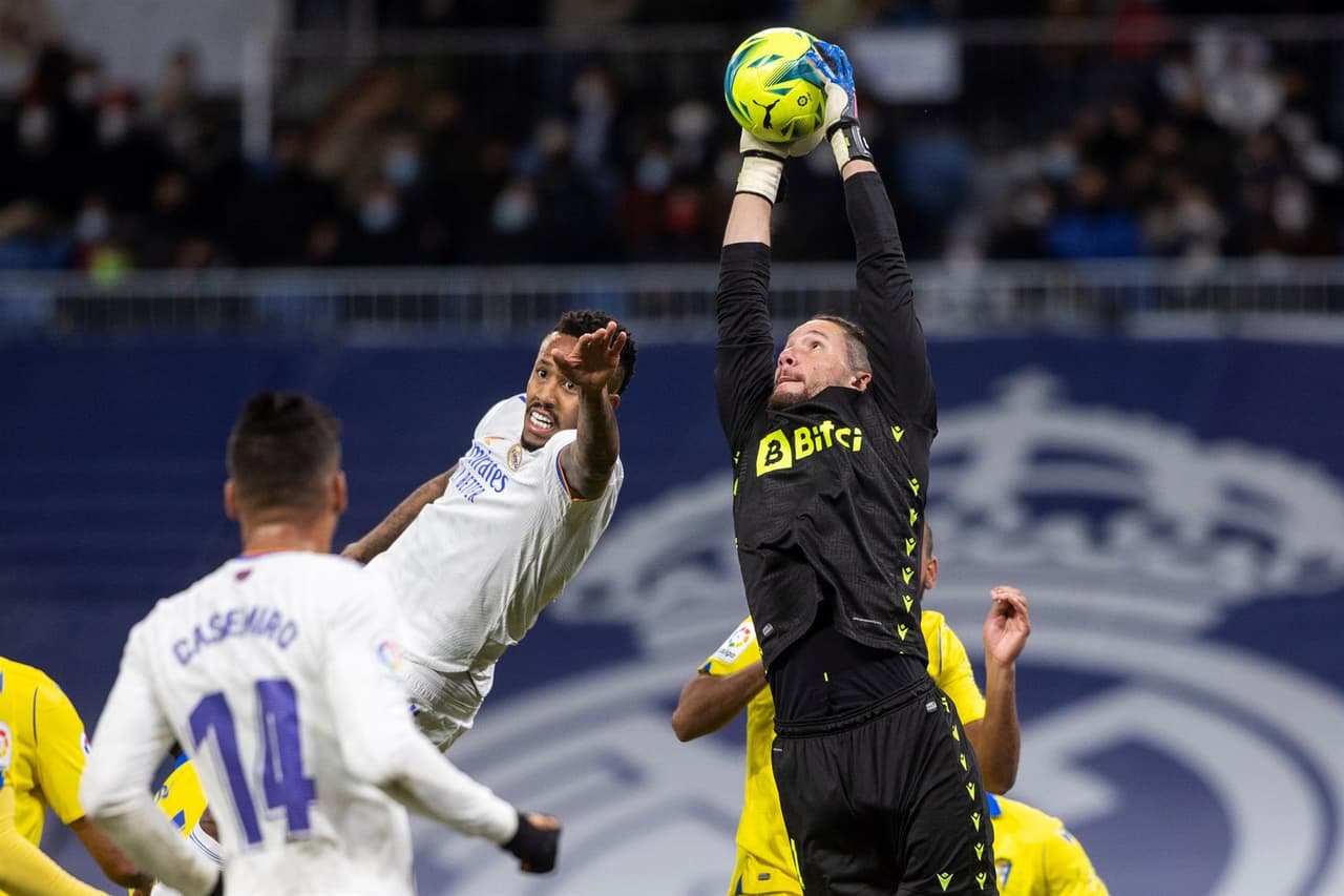 Real Madrid y Cadiz reparten puntos tras empatar 0-0 en Chamartín, durante la J18 de La Liga. Aún con este resultado, el equipo merengue sigue siendo líder de la tabla, con el Sevilla pisándole los talones como segundo.