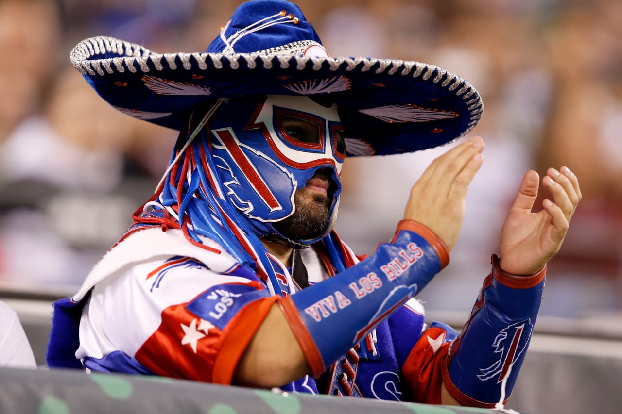 Ezra Castro, fanático de Buffalo Bills que destacó por su personaje de 'Pancho Billa' para mostrar el orgullo de su herencia mexicana, falleció a sus 39 años en UT Southwestern Medical Center en Dallas tras batallar contra el cáncer.