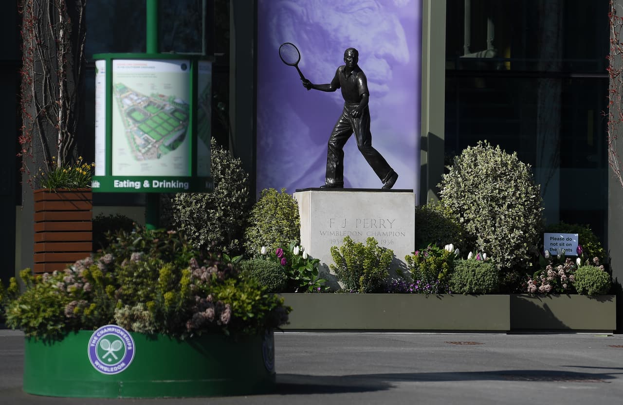 La estatua de Fred Perry aguarda solitaria afuera del All England Tennis and Croquet Club.