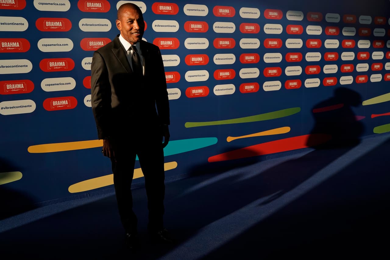 Uno de los primeros en llegar a la ceremonia fue el exjugador Mauro Silva, quien brillara con el Deportivo La Coruña.