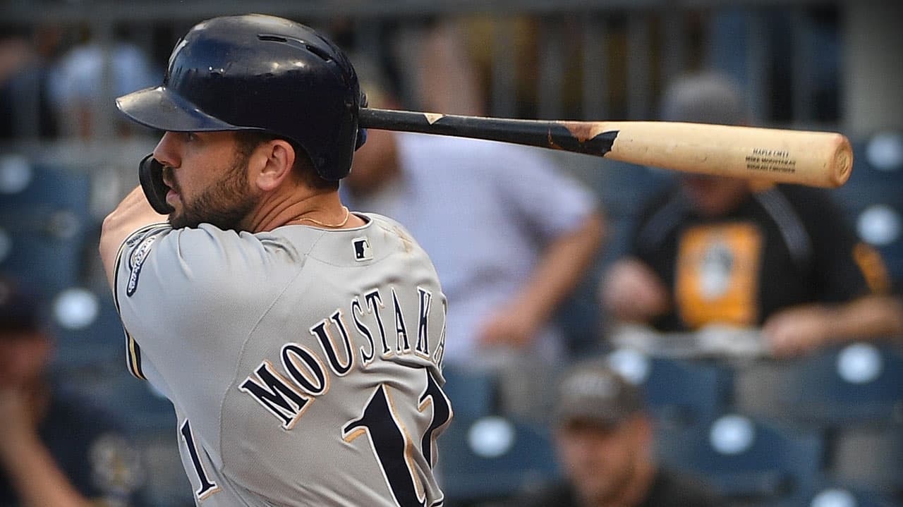Los Reds alcanzan acuerdo con Mike Moustakas por cuatro temporadas