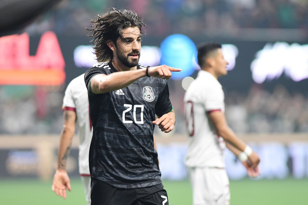 Y tras una excelente jugada de contragolpe, conducida por Jiménez y Jesús Gallardo, que derivó en centro a Rodolfo Pizarro, México se hizo con la ventaja.