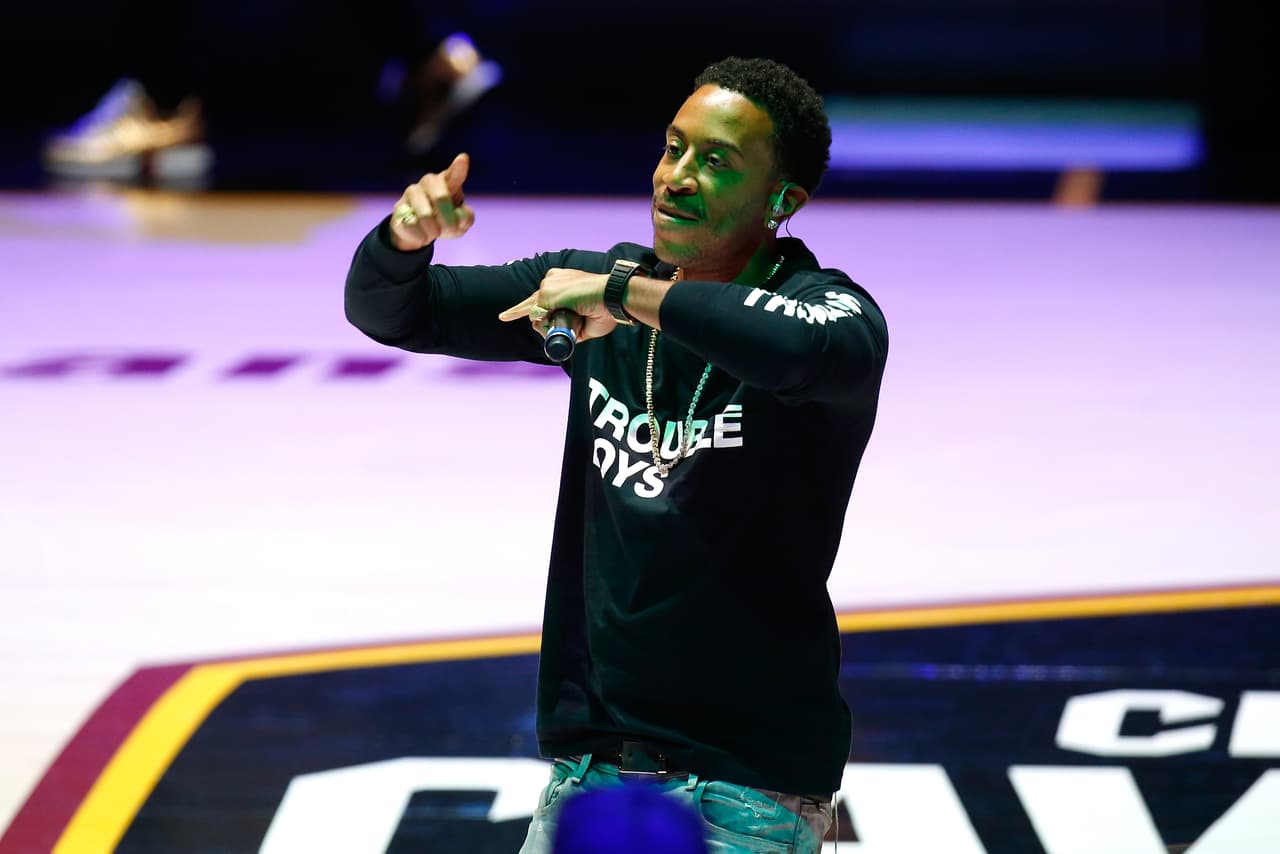 Lil' Jon y Ludacris prendieron la fiesta ante los 26562 espectadores en el Quicken Loans Arena de Cleveland, donde los fanáticos disfrutaron del espectáculo en la jornada del título de los Warriors.