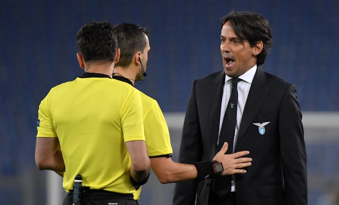 El técnico de Lazio mostró por momentos que el ánimo del juego estaba en un nivel de alto estrés para su equipo.