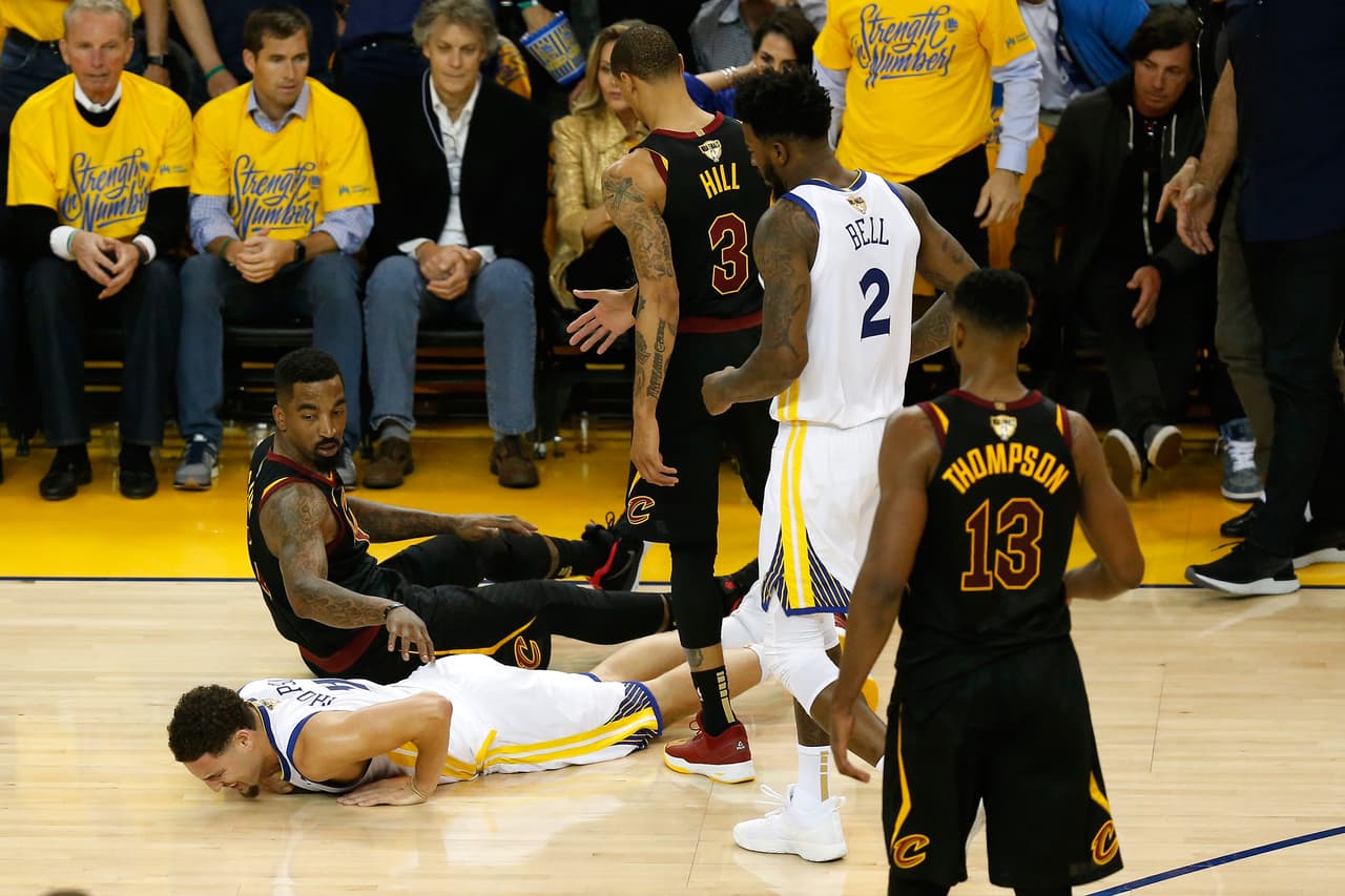 En los primeros minutos del partido, un choque entre JR Smith y Klay Thompson dejó al jugador de los Warriors maltrecho.